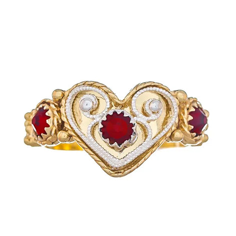 Ring med rød krystall