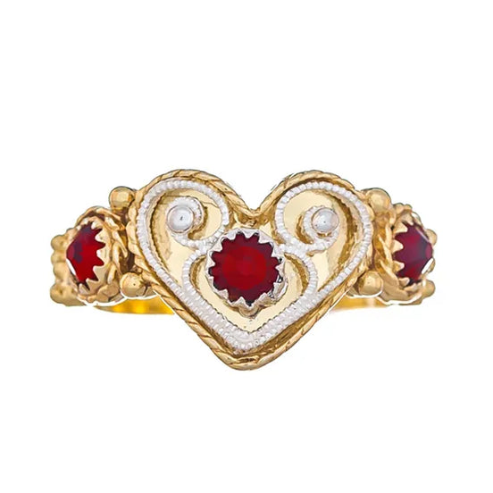 Ring med rød krystall