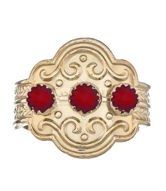 Ring med rød krystall
