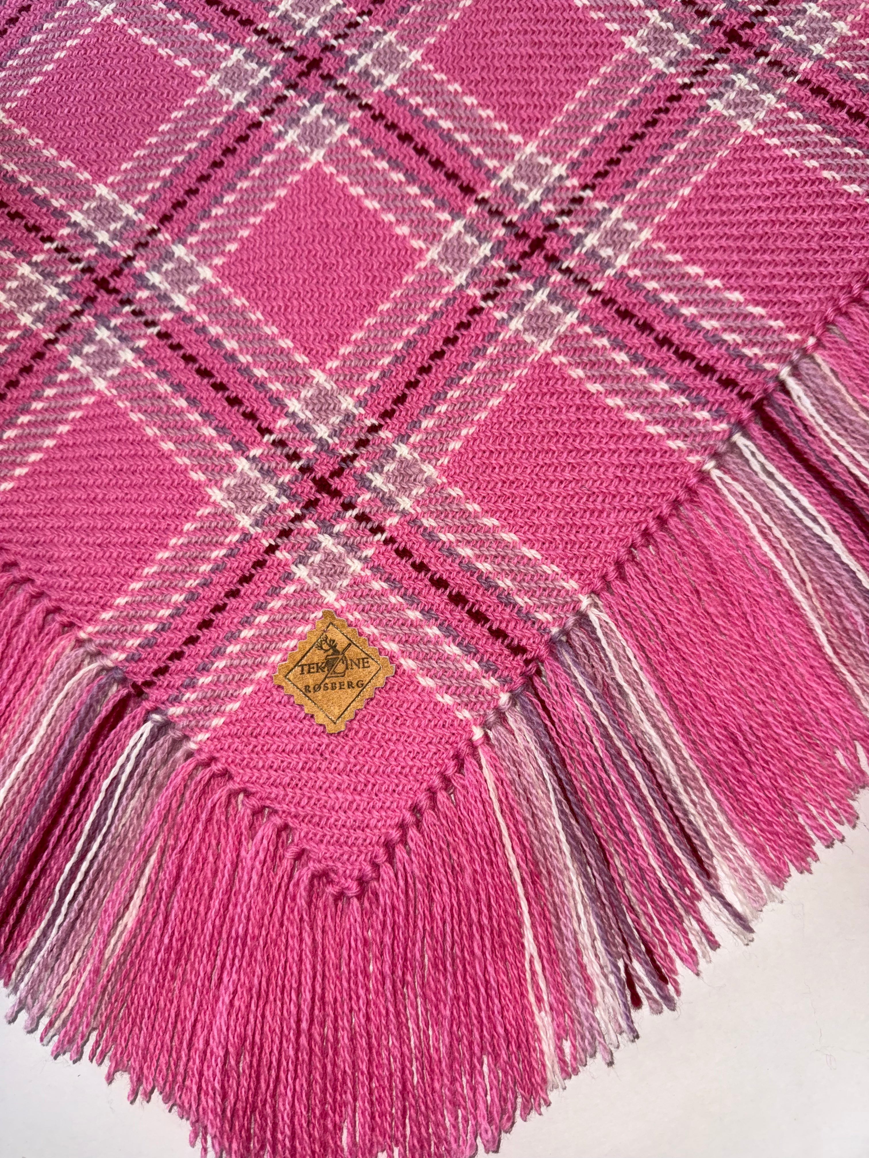 Ullsjal i mørk rosa