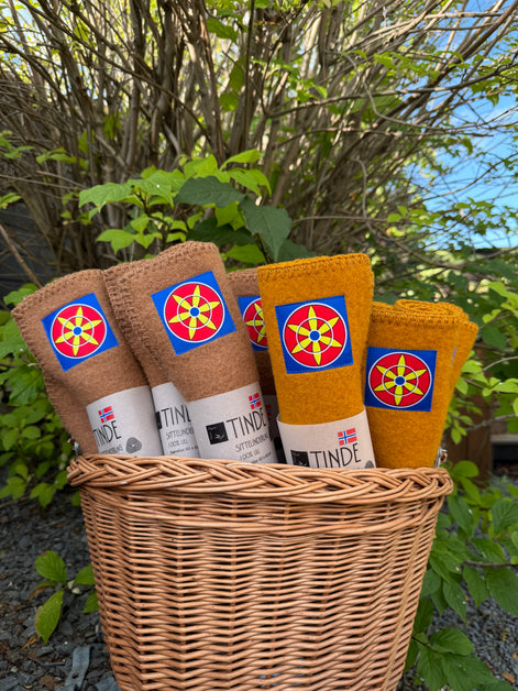 Sitteunderlag i brun med kvenrose