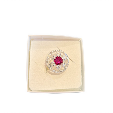 Ring med mørkerosa krystall