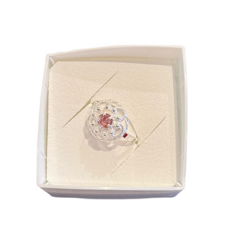 Ring med lyserosa krystall