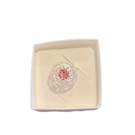 Ring med lyserosa krystall
