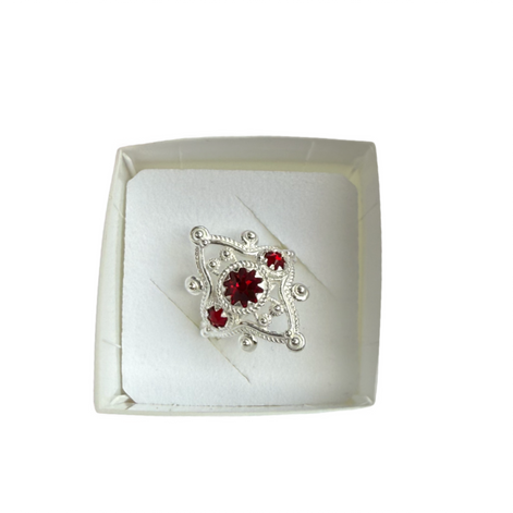 Ring med rød krystall