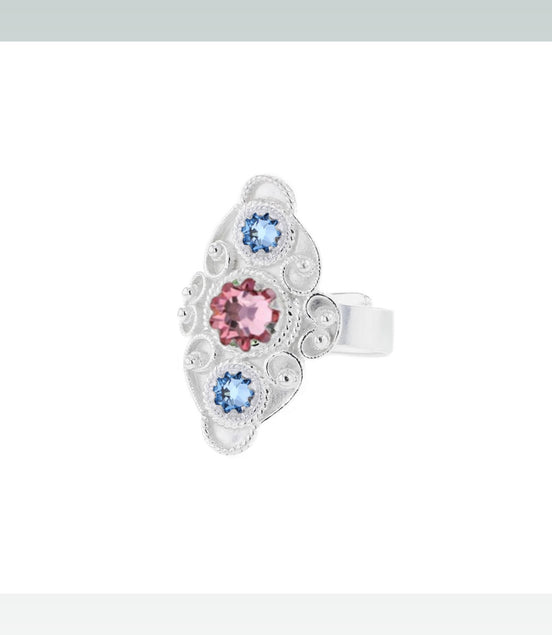 Ring med lyseblå og lyserosa krystall