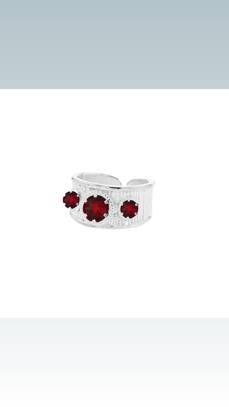 Ring med rød krystall