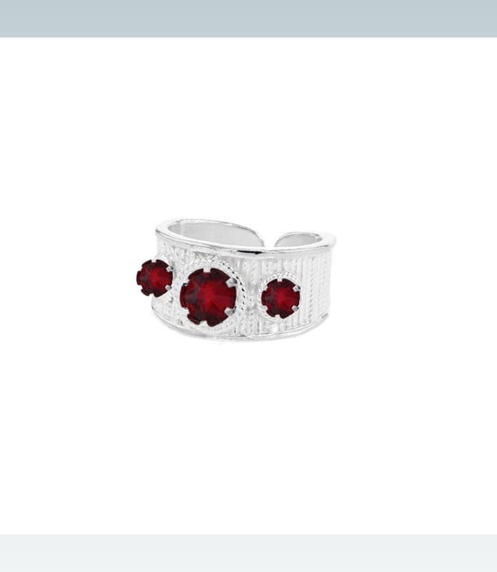 Ring med rød krystall