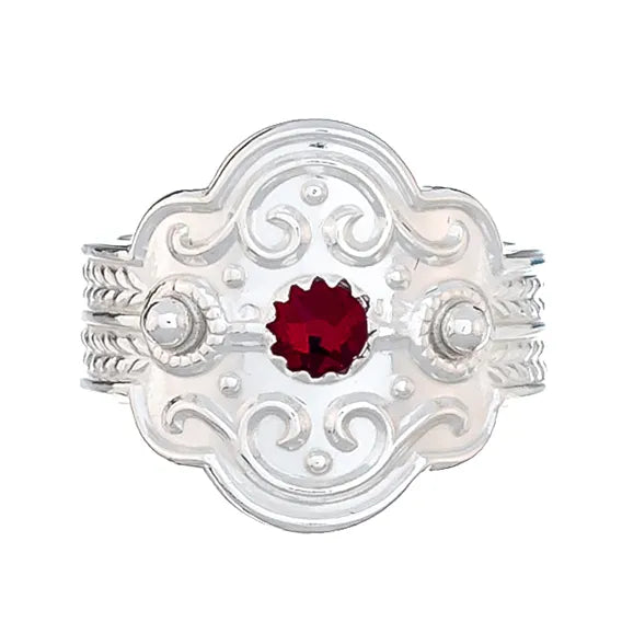Ring med rød krystall