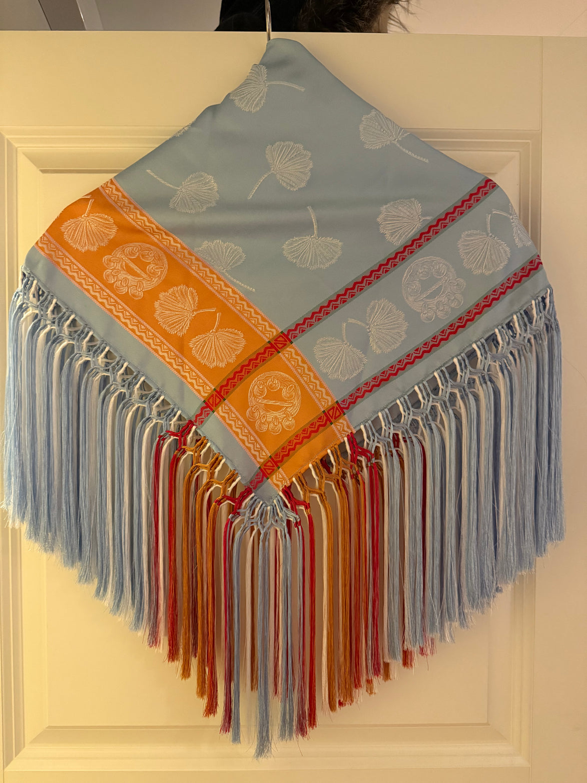 Silkesjal lyseblå med gull detaljer