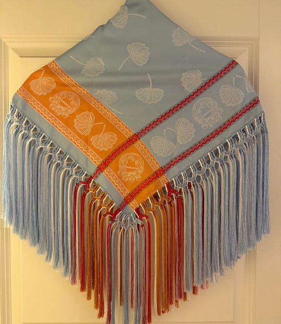 Silkesjal lyseblå med gull detaljer