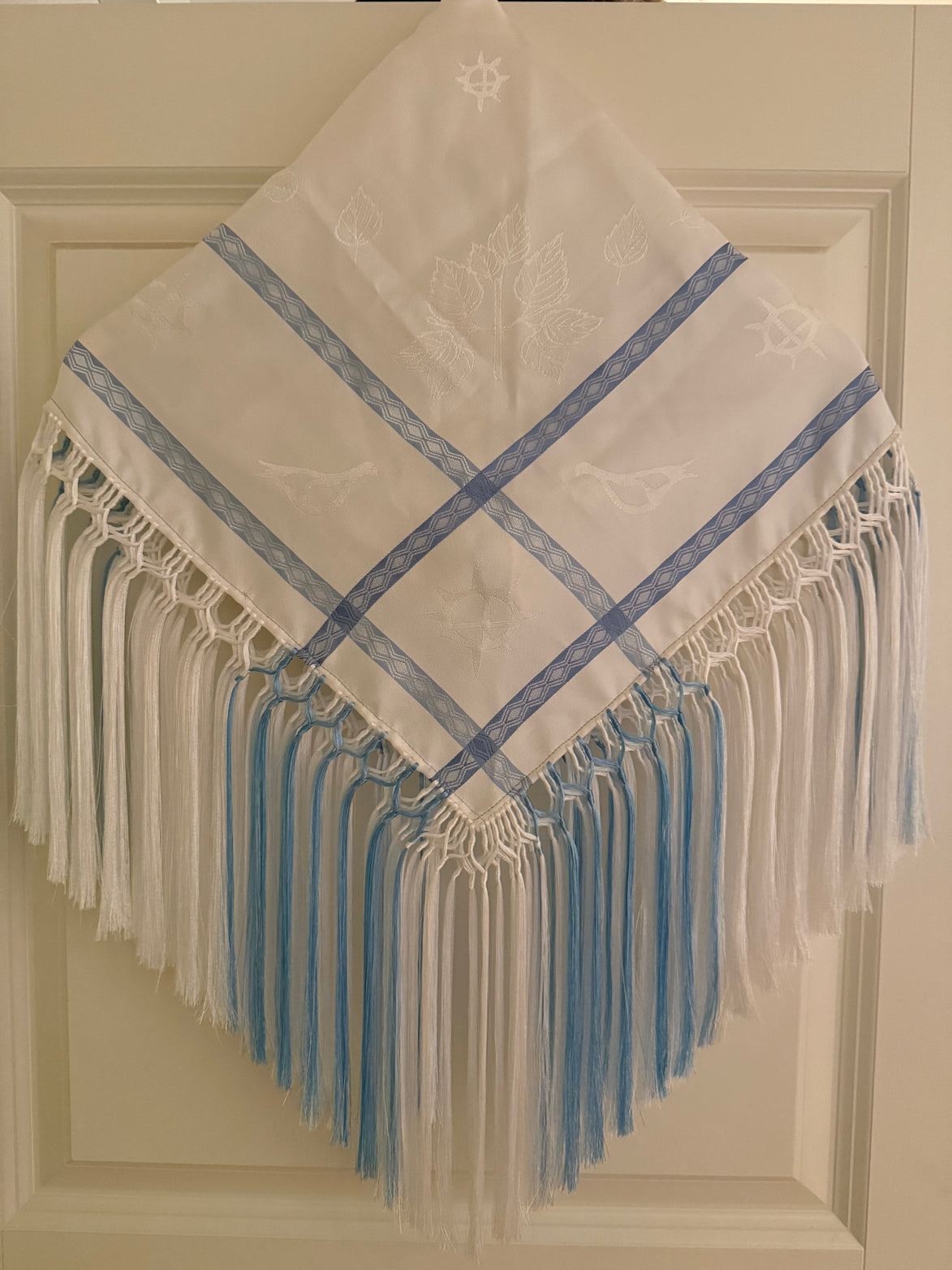 Hvit og lyseblå silkesjal - utsolgt