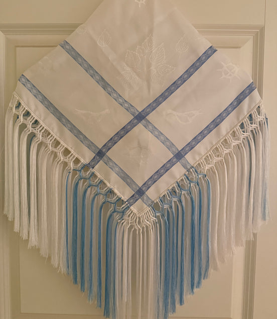 Hvit og lyseblå silkesjal - utsolgt