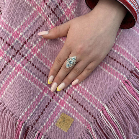 Ring med lyseblå krystall