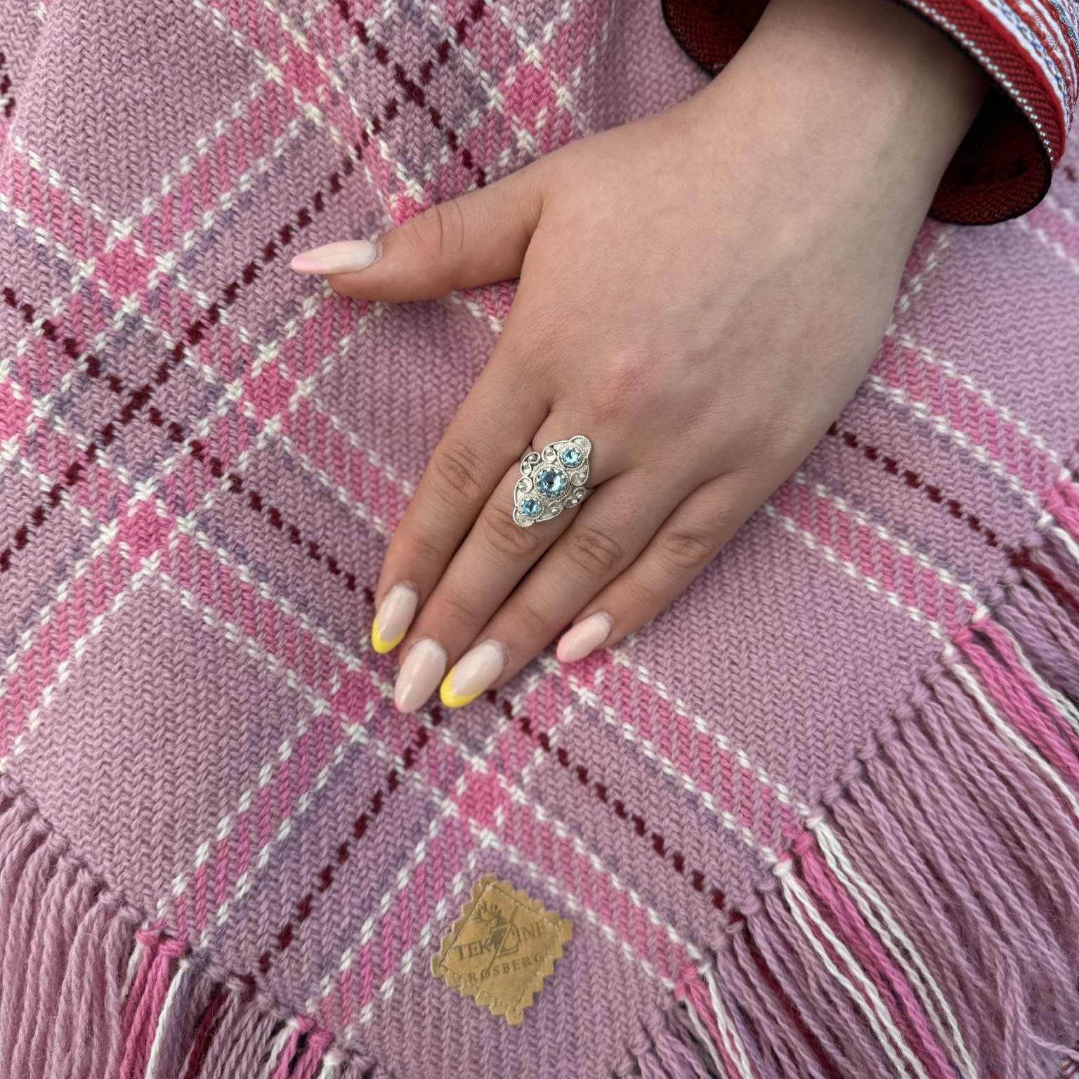 Ring med lyseblå krystall