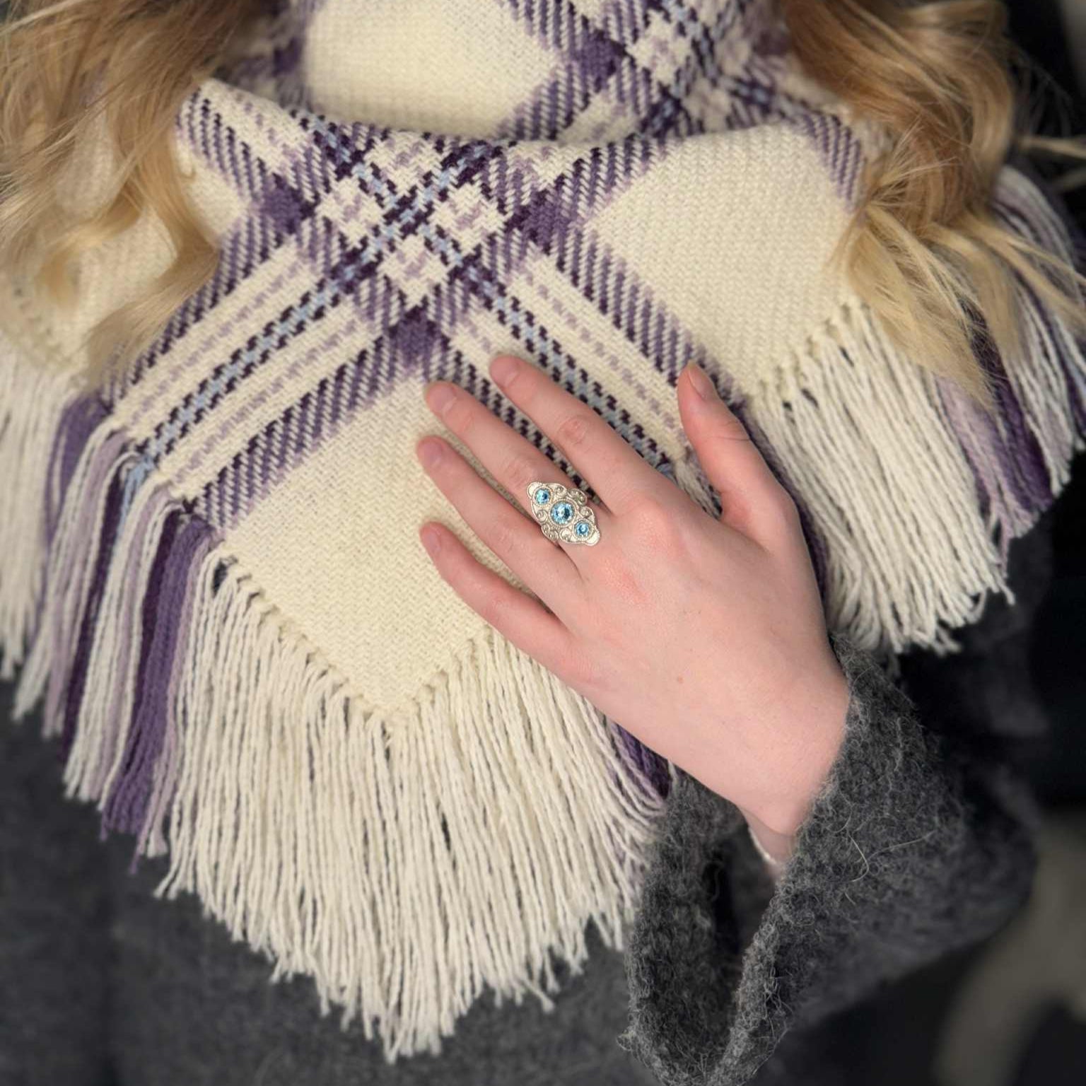 Ring med lyseblå krystall