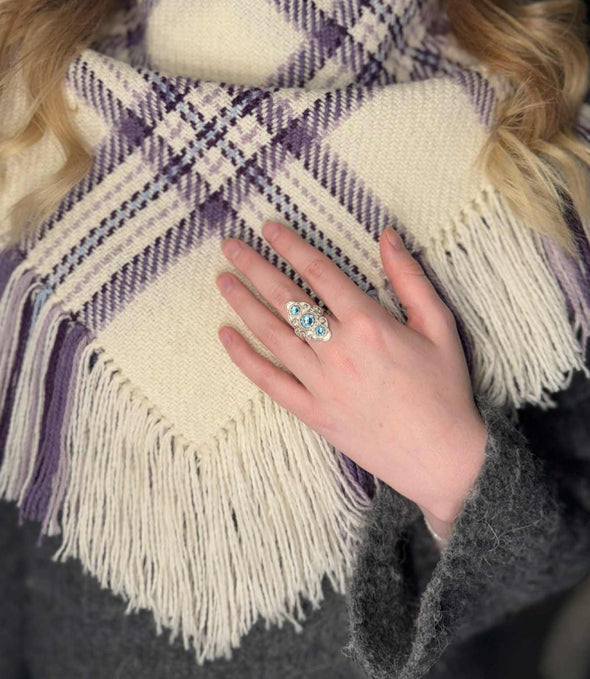 Ring med lyseblå krystall