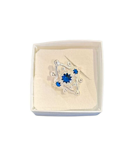 Ring med mørkeblå krystaller