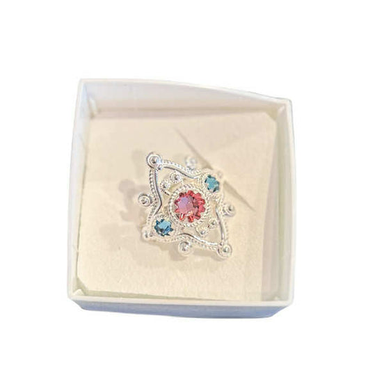 Ring med lyseblå og lyserosa krystaller