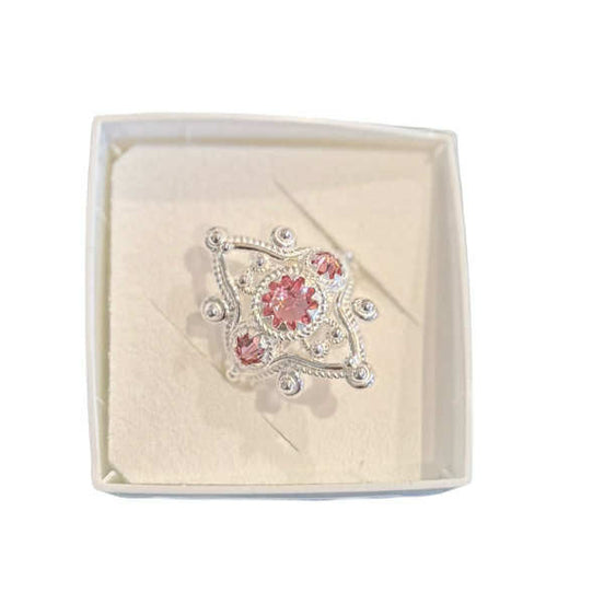 Ring med lyserosa krystaller